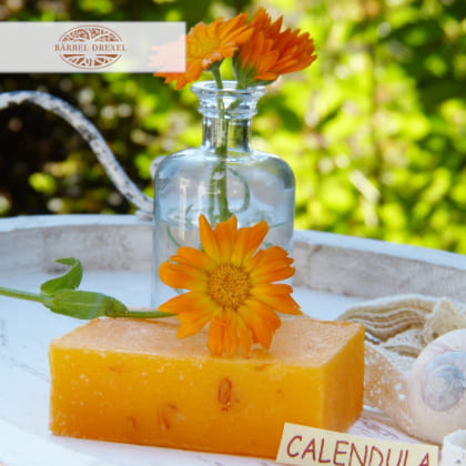 Orangene Seife und Blumen