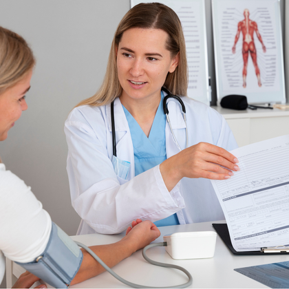 Junge Frau bei einer Aerztin